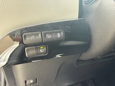 Used 2022 Toyota Prius XLE FWD image 17