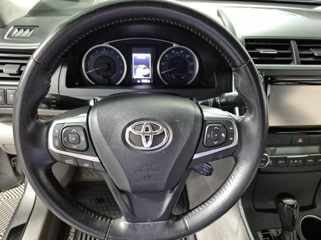 Used 2015 Toyota Camry XLE w/ Moonroof Package FWD image 11