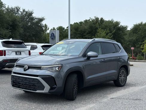 Used 2025 Volkswagen Taos SE w/ Panoramic Sunroof Package FWD image 7