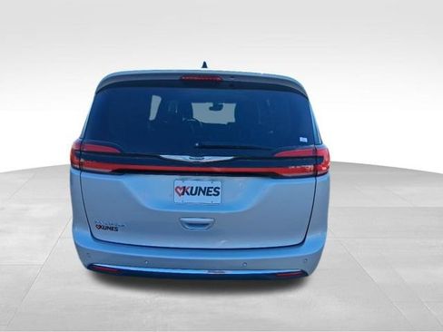 Used 2024 Chrysler Pacifica Touring-L FWD image 9