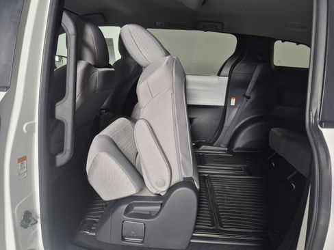New 2026 Toyota Sienna LE FWD image 31