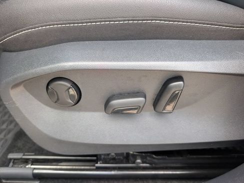 Used 2024 Volkswagen Taos SE w/ Panoramic Sunroof Package FWD image 18