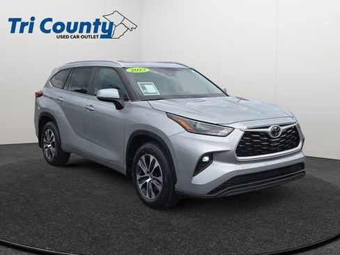 Used 2023 Toyota Highlander XLE FWD image 1