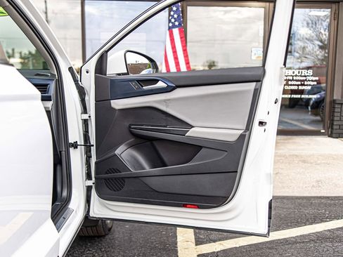 Used 2022 Volkswagen Taos SE w/ Panoramic Sunroof Package FWD image 39