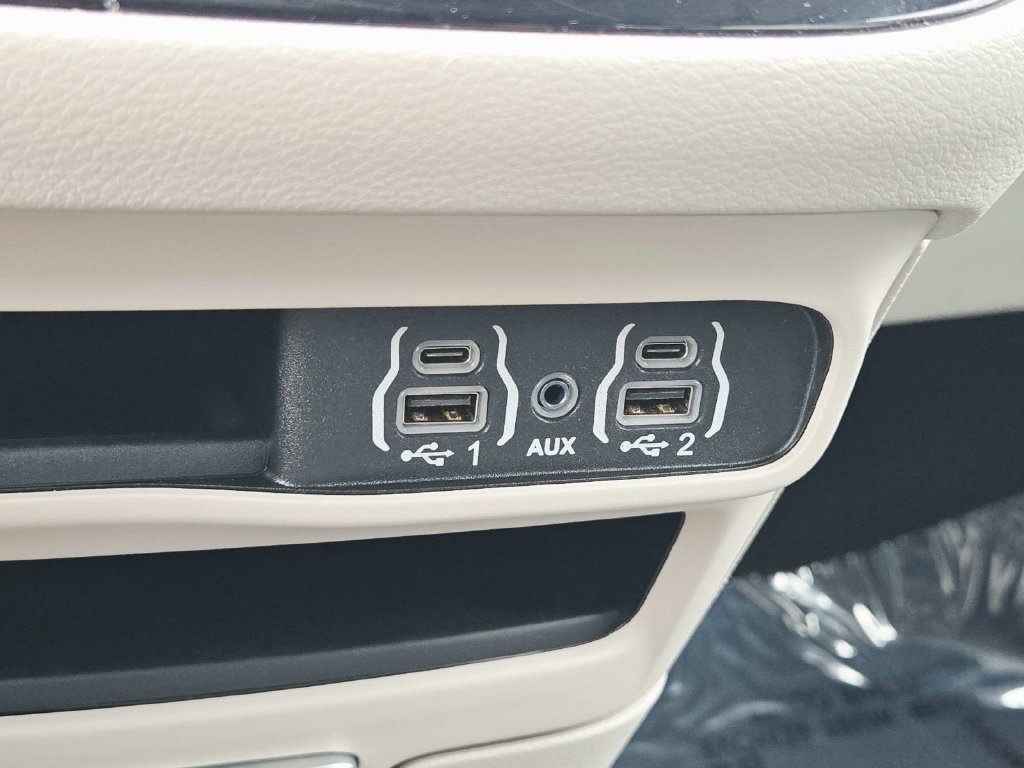 Certified 2024 Chrysler Pacifica Touring-L FWD image 31