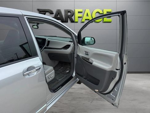 Used 2017 Toyota Sienna XLE Premium AWD/4WD image 28