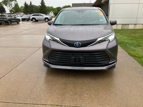 Used 2021 Toyota Sienna LE AWD/4WD image 8