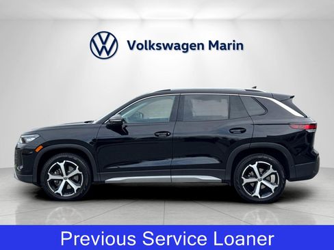 Used 2025 Volkswagen Tiguan SE w/ Panoramic Sunroof Package image 2