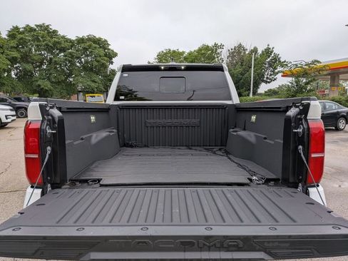 Used 2025 Toyota Tacoma SR5 AWD/4WD image 26