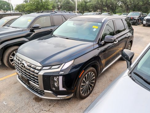 Used 2025 Hyundai Palisade Calligraphy FWD image 3