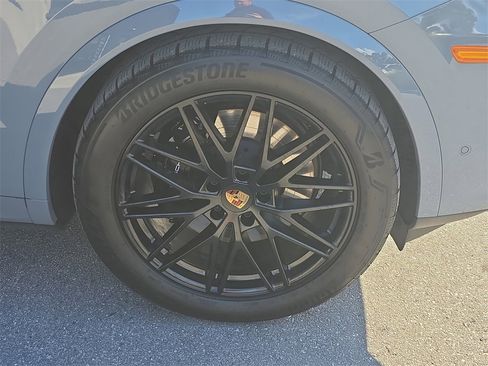 Used 2025 Porsche Cayenne image 13
