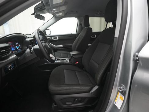Used 2024 Ford Explorer XLT AWD/4WD image 6