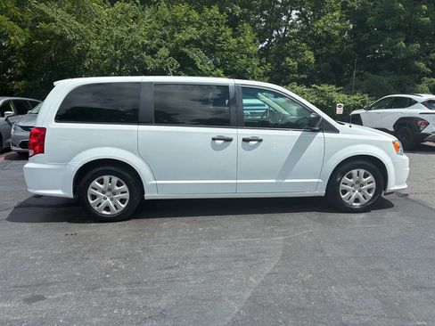 Used 2019 Dodge Grand Caravan SE FWD image 4