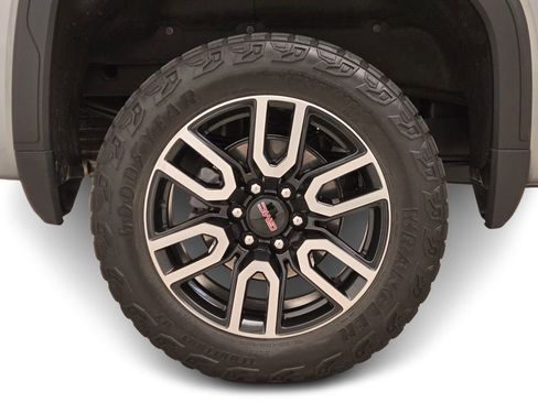 Used 2024 GMC Sierra 1500 AT4 w/ Technology Package AWD/4WD image 7