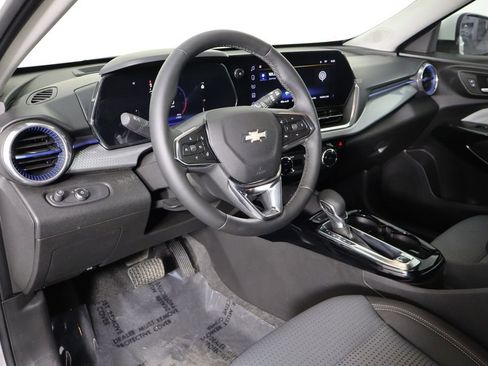 Used 2025 Chevrolet Trax LT w/ Driver Confidence Package FWD image 24