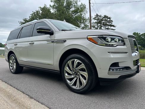 Used 2023 Lincoln Navigator Reserve AWD/4WD image 3