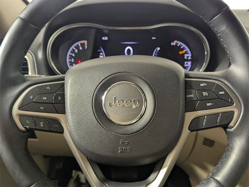 Used 2019 Jeep Grand Cherokee Laredo image 17