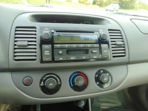 Used 2004 Toyota Camry LE FWD image 8