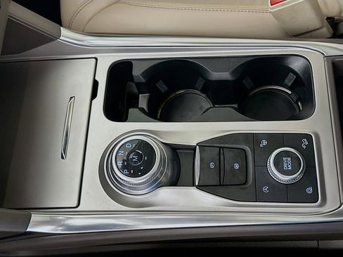 Used 2020 Ford Explorer Platinum w/ Premium Technology Package image 16