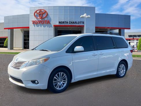 Used 2017 Toyota Sienna XLE w/ XLE Navigation Package FWD image 3