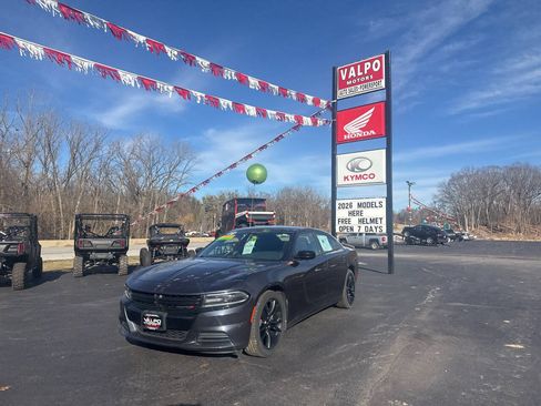 Used 2018 Dodge Charger SXT w/ Blacktop Package RWD image 2