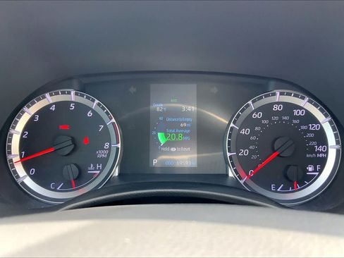 Used 2021 Toyota Highlander LE FWD image 25