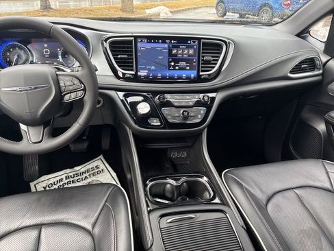 Used 2025 Chrysler Pacifica Limited image 25