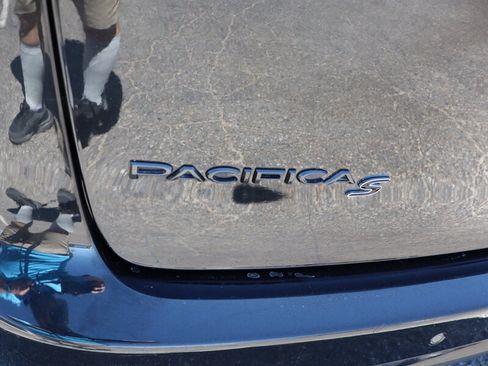 Used 2020 Chrysler Pacifica Touring-L Plus FWD image 4