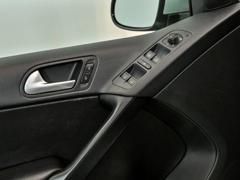 Used 2017 Volkswagen Tiguan S image 9