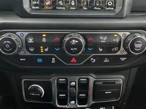 Used 2021 Jeep Wrangler Unlimited Sahara w/ Cold Weather Group AWD/4WD image 20