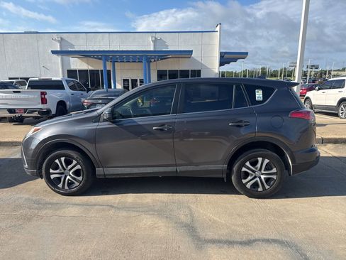 Used 2018 Toyota RAV4 LE FWD image 3