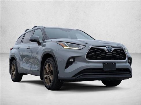 Used 2022 Toyota Highlander Bronze Edition image 3