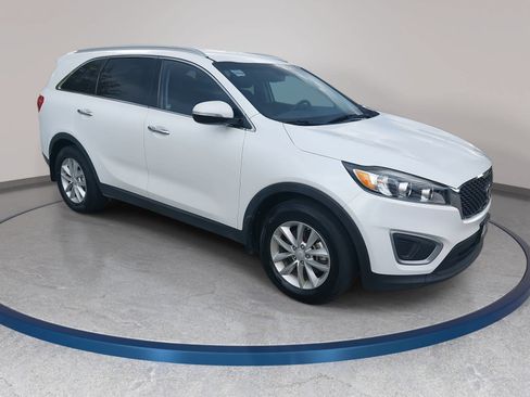 Used 2017 Kia Sorento FWD w/ LX Convenience Package image 3