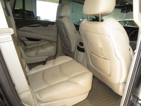 Used 2017 Cadillac Escalade Premium Luxury image 29