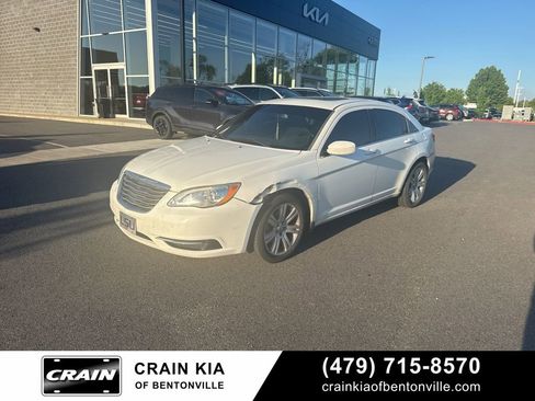 Used 2013 Chrysler 200 Touring FWD image 2