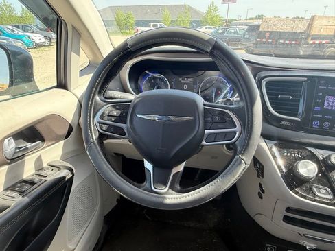 Used 2017 Chrysler Pacifica Touring-L FWD image 9