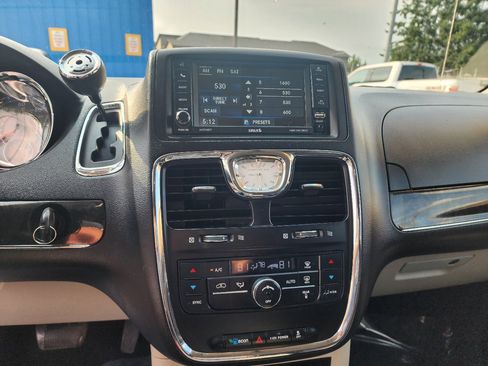 Used 2014 Chrysler Town & Country Touring image 16