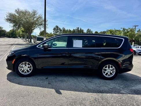 Used 2024 Chrysler Pacifica Touring-L FWD image 4