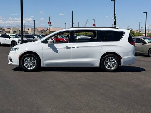 Used 2022 Chrysler Pacifica Touring-L FWD image 2