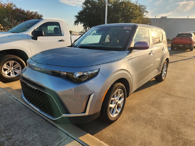 Used 2025 Kia Soul LX w/ LX Technology Package FWD image 3