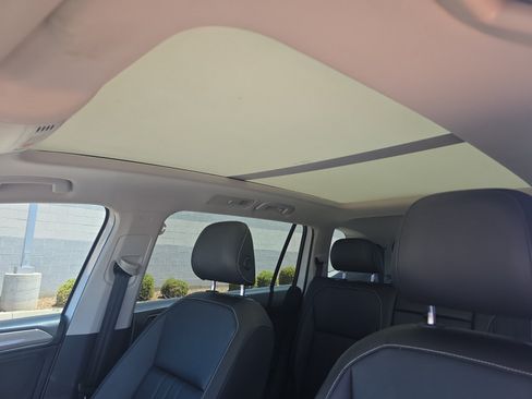 Used 2022 Volkswagen Tiguan SE w/ Panoramic Sunroof Package FWD image 33
