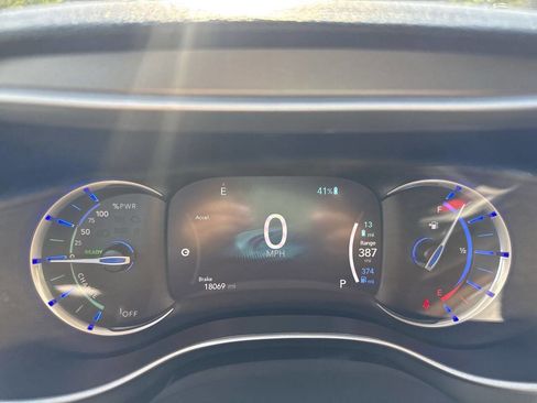 Used 2023 Chrysler Pacifica Touring-L image 15