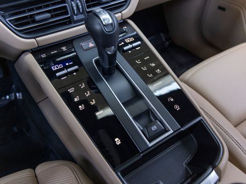 Certified 2026 Porsche Macan AWD/4WD image 45