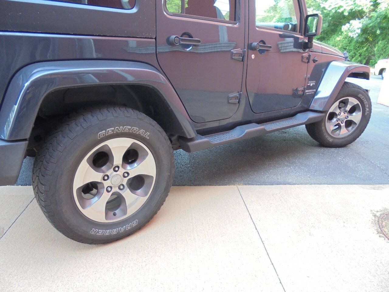 Used 2017 Jeep Wrangler Unlimited Sahara w/ Connectivity Group AWD/4WD image 18