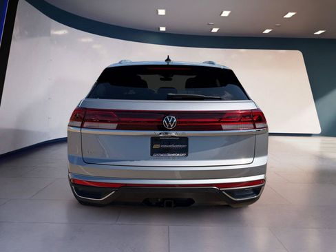 Used 2024 Volkswagen Atlas Cross Sport SE w/ Panoramic Sunroof Package FWD image 4