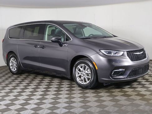 Used 2023 Chrysler Pacifica Touring-L FWD image 2