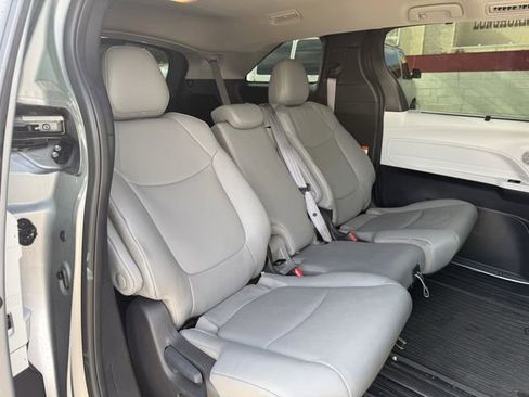 Used 2025 Toyota Sienna XLE FWD image 33