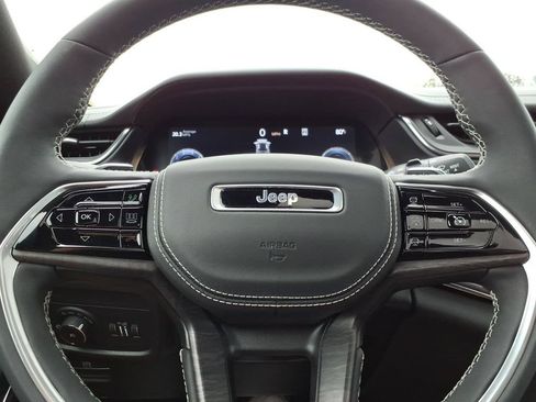 Used 2025 Jeep Grand Cherokee Overland w/ Trailer Tow Package AWD/4WD image 22
