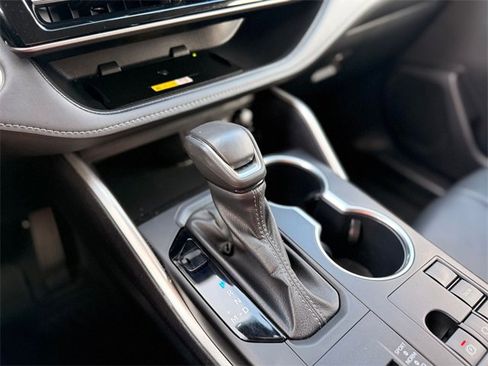 Used 2024 Toyota Highlander XLE image 12