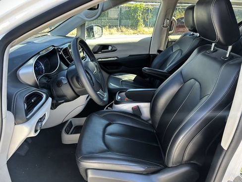 Used 2024 Chrysler Pacifica Limited FWD image 26